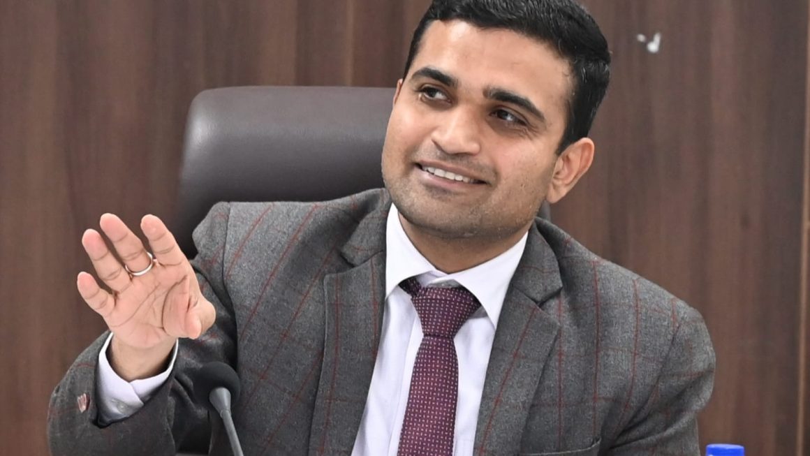 दक्षिण हरियाणा बिजली वितरण निगम में नए 3 सर्कल, 24 डिवीजन व 78 सब-डिवीजन बनाने का निर्णय : विक्रम सिंह